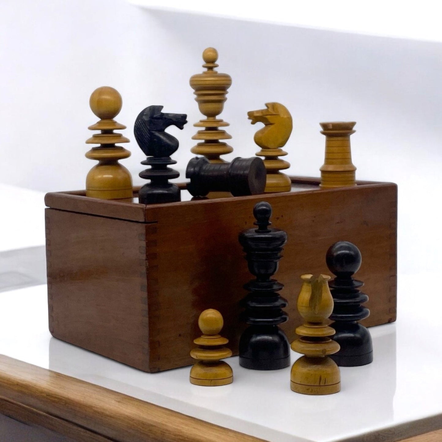 'Old English Pattern' Rosewood Chess Set